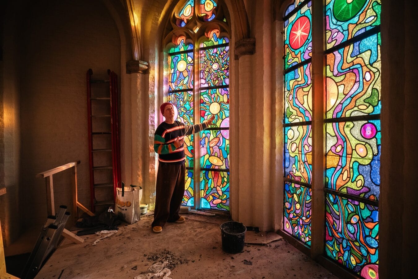 Marc Mulders tijdens het plaatsen van de glas-in-loodramen, Oirschot, november 2023. Foto: Charlotte Verhagen
