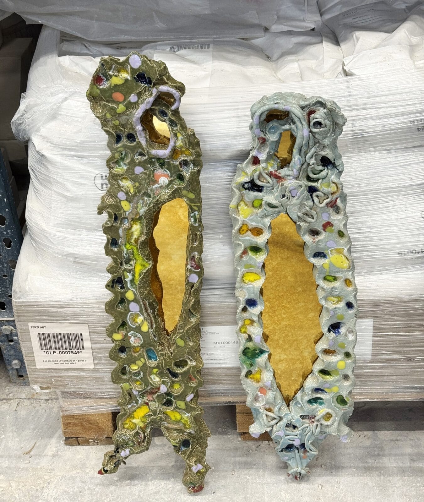 Links: Ouroboros – 10.01.26, 2026, keramiek, 80 × 20 cm. Rechts: Ouroboros – 09.10.26, 2026, keramiek, 73 × 20 cm