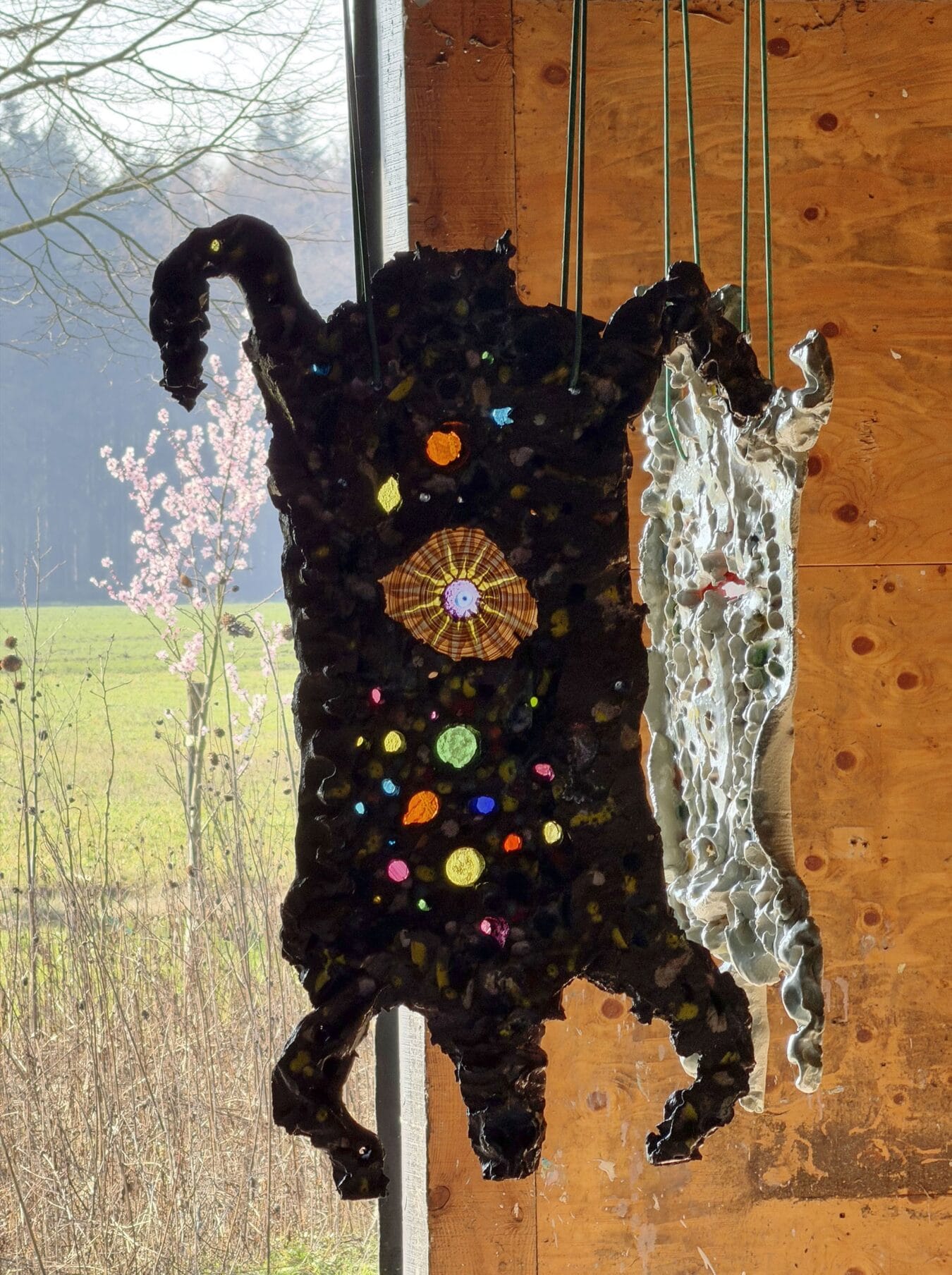 Amulet (Roosvenster) – 03-10-25, 2025, keramiek, 110 × 40 cm