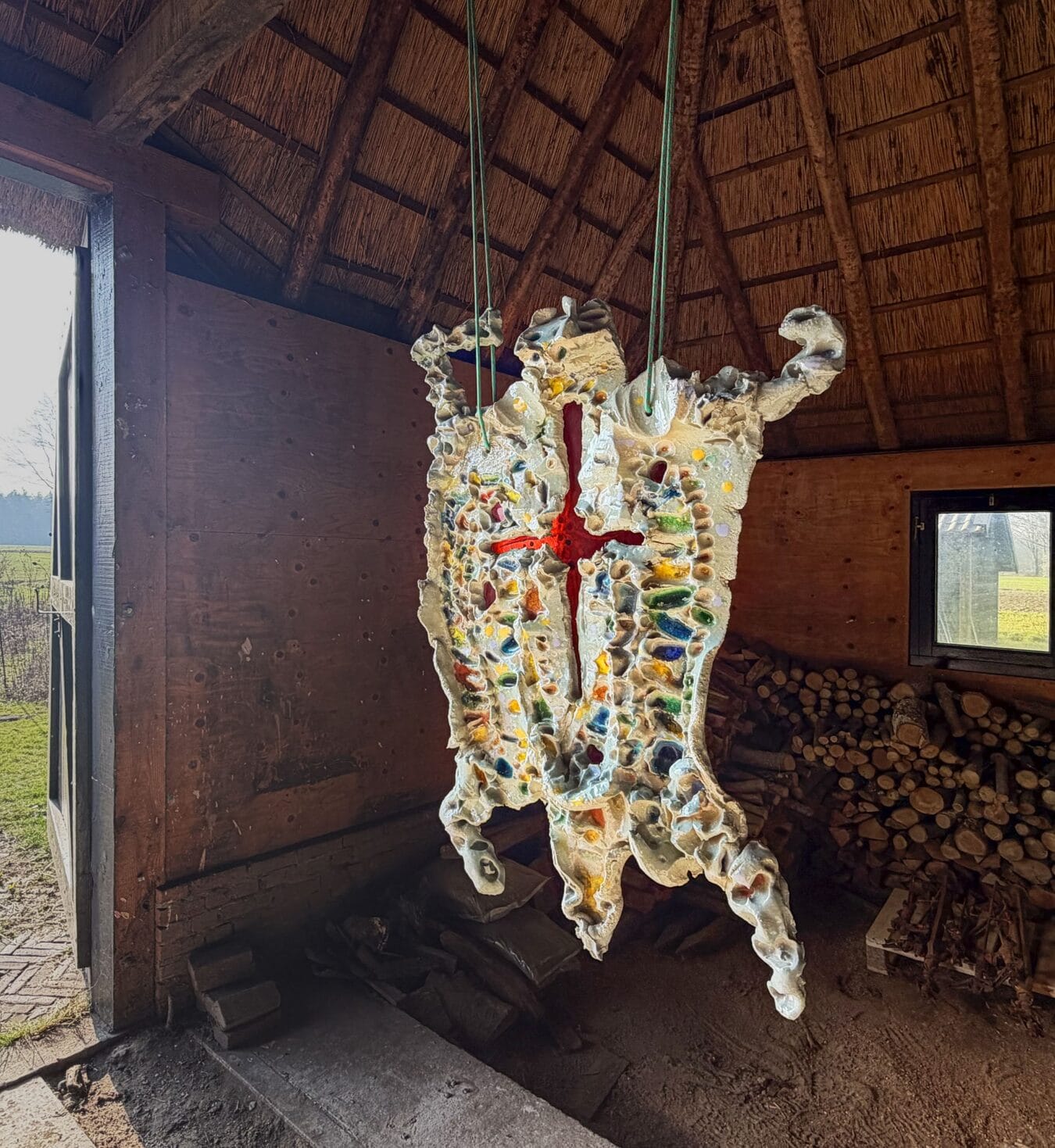 Amulet (Crucifix) – 01-10-25, 2025, keramiek, 116 × 77 cm